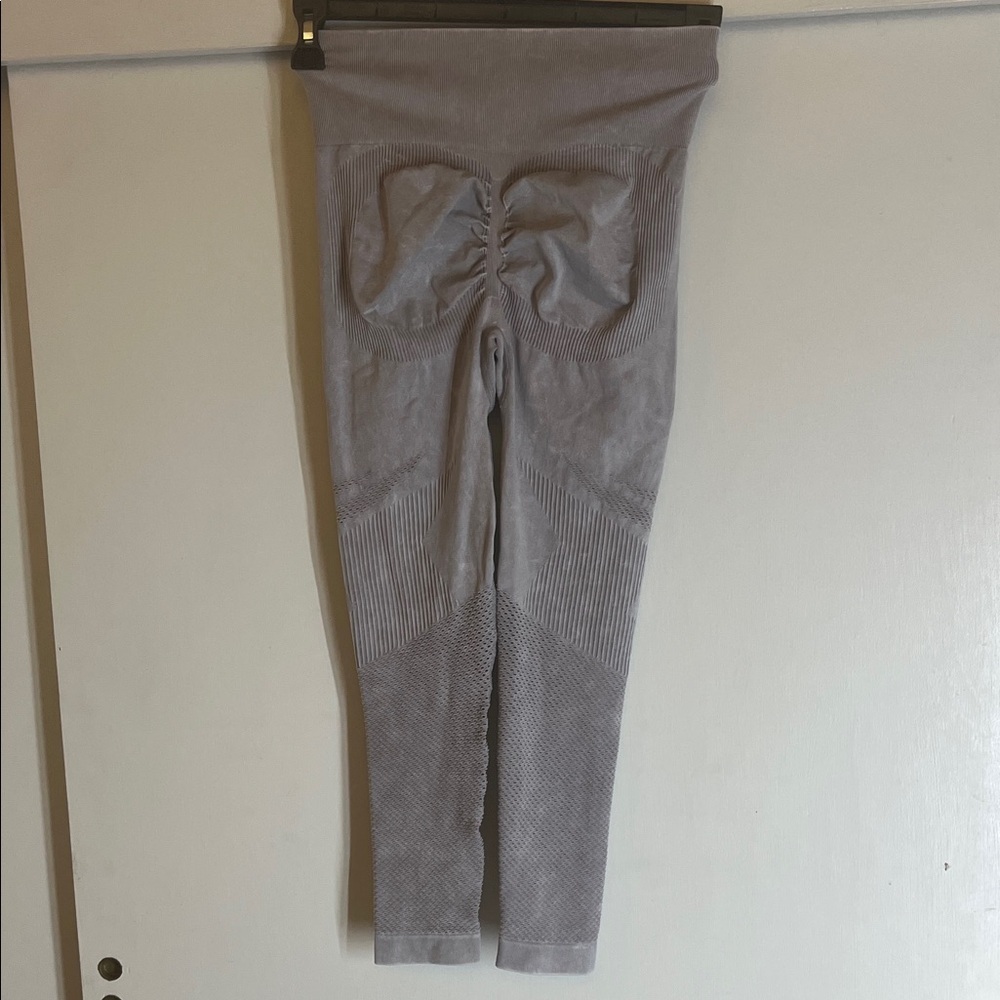 Source Unknown Gray / lavender uneven colored Leggings Sz large